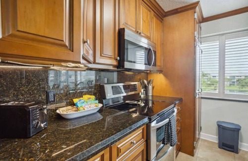 Jupiter Bay Condo | Luxury, Lake & Sunset Views, pool, 1/2mi to beach!