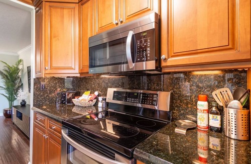 Jupiter Bay Condo | Luxury, Lake & Sunset Views, pool, 1/2mi to beach!