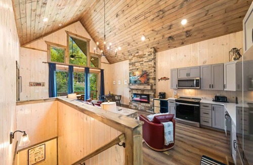 Sevierville Cabin | Luxury Lakefront Cabin/Hot tub/Lake Access