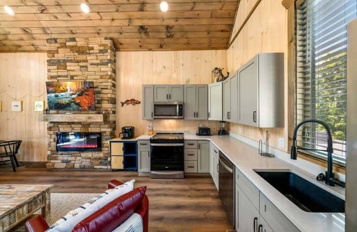 Sevierville Cabin | Luxury Lakefront Cabin/Hot tub/Lake Access