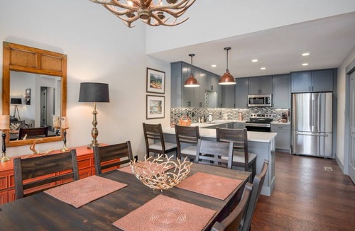 Sapphire House | Luxury Lakefront Gem. Panoramic views. Last minute dates now available. SUP incl