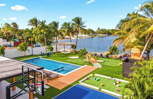 Miami Gardens Hotel | Luxury Lakeview Home w/Pool, Spa, Golf & Basketball 6BR