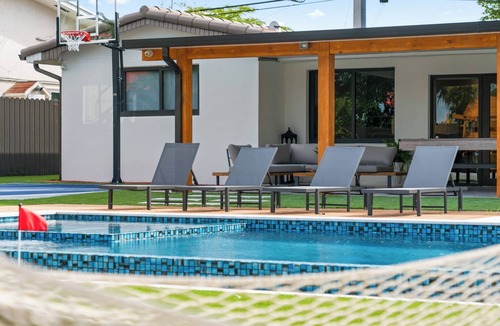 Hialeah House | Luxury Lakeview w/Basketball/Golf/Games/Pool & Spa