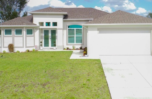 Diplomat House | Luxury Living at Cape Coral-Heated Pool 3 Bedroom-3 Bathroom-Fresh Water Canal.