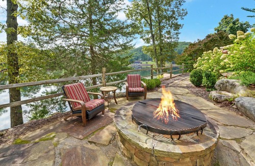 Hiawassee House | Luxury Living on the Lake with Private Boat Dock Kayaks Firepits Hot Tub & Views