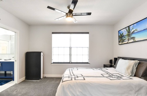 Courier City - Oscawana House | LUXURY Modern Hyde Park Townhome!
