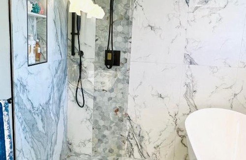 Oldsmar House | Luxury Modern Retreat I Spacious, Private & Serene