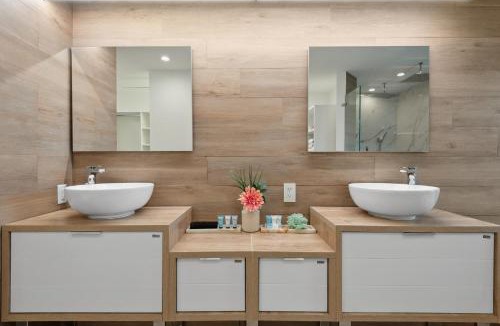 Palm Beach Gardens House | Luxury Modern Waterfront House in BEST Location! King Bed Suite & Close to Beach