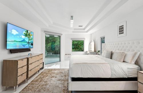 Palm Beach Gardens House | Luxury Modern Waterfront House in BEST Location! King Bed Suite & Close to Beach