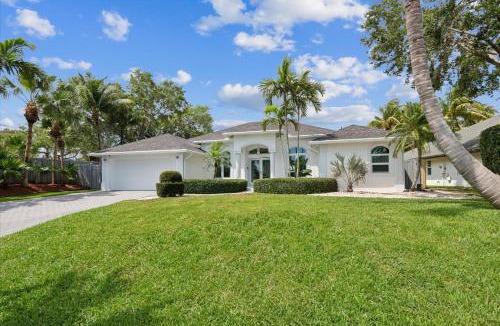 Palm Beach Gardens House | Luxury Modern Waterfront House in BEST Location! King Bed Suite & Close to Beach