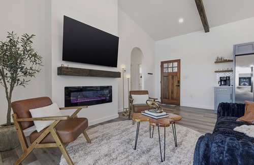 Valdese Cabin | Luxury Mountain Retreat near Hickory w/Hot Tub & views of Blue Ridge Mountains