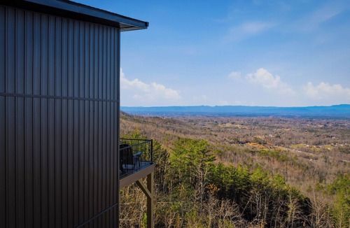 Valdese Cabin | Luxury Mountain Retreat near Hickory w/Hot Tub & views of Blue Ridge Mountains