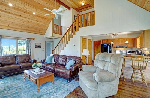 Hiawassee House | Luxury Mountaintop Views with Hot Tub - 1 min to town