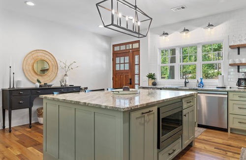 West Union House | LUXURY on Lake Keowee. Quiet cove. Putting green. Near Clemson. Sleeps 18