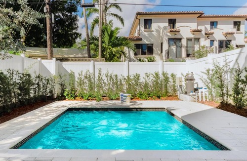 Colee Hammock House | Luxury Paradise walk to Las Olas -5 mins to Beach