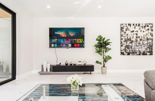 Colee Hammock House | Luxury Paradise walk to Las Olas -5 mins to Beach