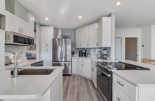 Palm Harbor House | Luxury Pool Home | Boat Dock | Canal Home | Recently Updated | Close to Golf | WIFI | Heated Pool
