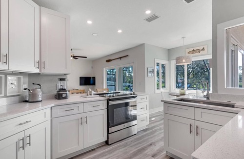 Palm Harbor House | Luxury Pool Home | Boat Dock | Canal Home | Recently Updated | Close to Golf | WIFI | Heated Pool