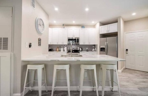 Clearwater Condo | Luxury Renovated Condo 10min Clearwater Beach
