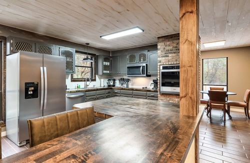 Caton Cabin | Luxury Retreat! 15 MIN to Gatlinburg or Dollywood!