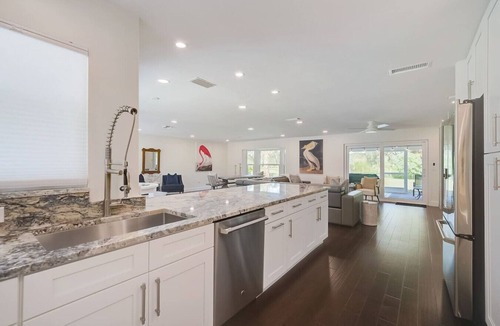 Gulf Gate Woods House | Luxury Retreat-Heated Pool-Hot Tub-Fire Pit-Minutes to Siesta Key Beach