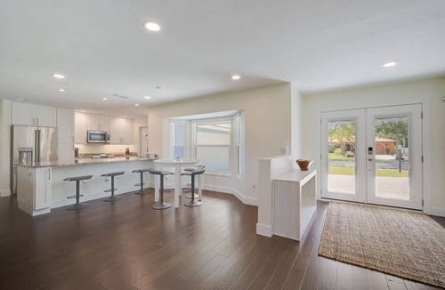 Gulf Gate Woods House | Luxury Retreat-Heated Pool-Hot Tub-Fire Pit-Minutes to Siesta Key Beach