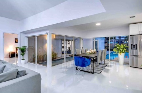 Cutler Bay House | Luxury Retreats with Pool & Entertainment Amenities