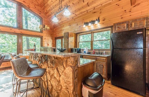 Cleveland House | LUXURY SECLUDED LOG CABIN | POOL TABLE | HOT TUB