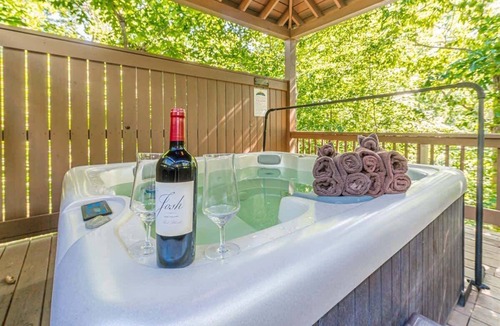 Cleveland House | LUXURY SECLUDED LOG CABIN | POOL TABLE | HOT TUB
