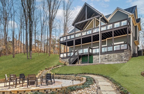 Sevierville Cabin | Luxury Smoky Mountain Cabin, River View, Hot tub, Game Room, Firepit, Deck