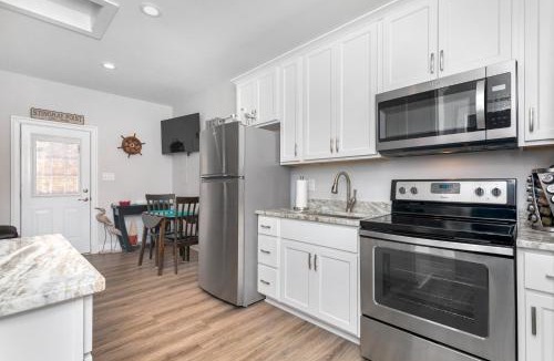 Deltaville House | Luxury Studio Guesthouse, Walk to Museum, Boat Parking