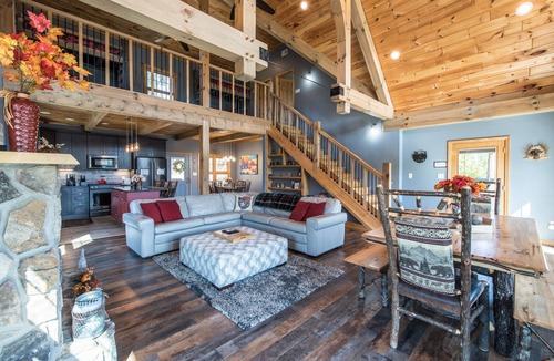 Chalet Village North Cabin | Luxury Timber Home, Breath Taking Views, Fireplace, Hot Tub, Pool Table, WiFi