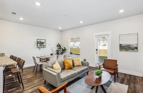 Pine Forest Apartment | LUXURY TOWNHOME NEAR DOWNTOWN AND PENSACOLA BEACH