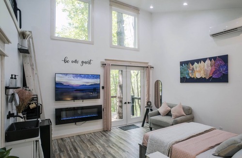 Saluda Cabin | Luxury Treehouse 20 miles from asheville.