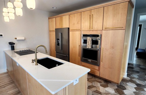 Waynesville Cabin | LUXURY~Views~3 KING Suites~Modern~Minimalist~HOT TUB~Close to Downtown