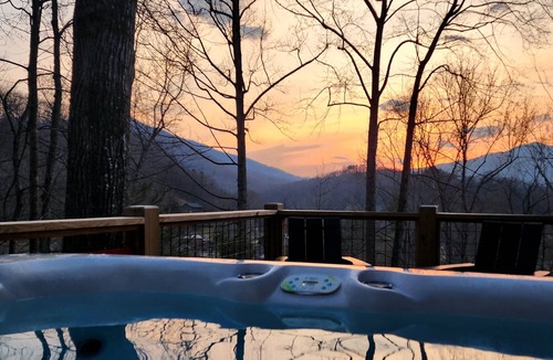 Waynesville Cabin | LUXURY~Views~3 KING Suites~Modern~Minimalist~HOT TUB~Close to Downtown