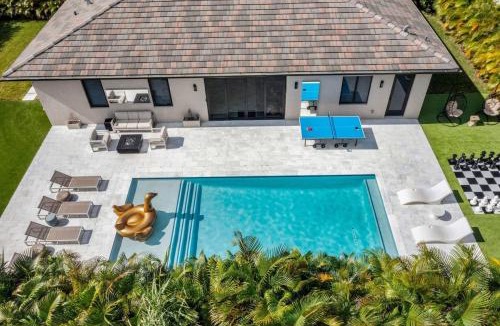 Golden Glades Villa | Luxury Villa Amara Heated Pool Gym Sauna BBQ