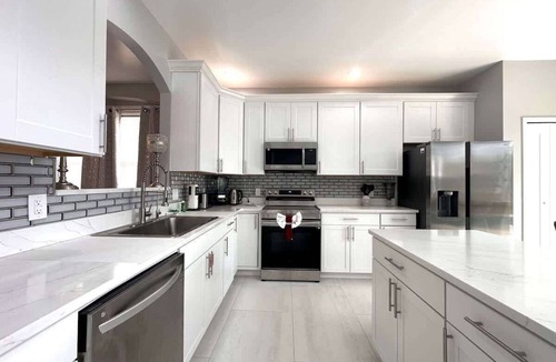 Loughman House | Luxury Villa Near Disney 6 Bd Home with Private Pool and Resort