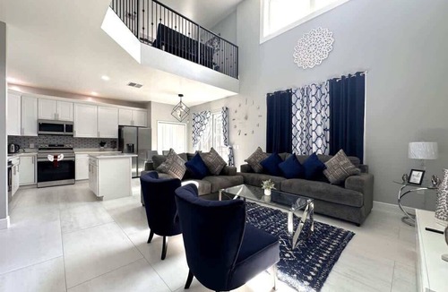 Loughman House | Luxury Villa Near Disney 6 Bd Home with Private Pool and Resort