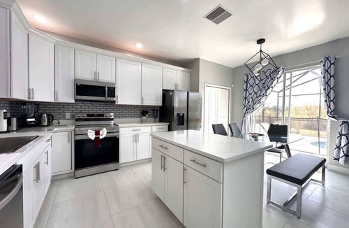 Loughman House | Luxury Villa Near Disney 6 Bd Home with Private Pool and Resort