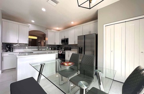 Loughman House | Luxury Villa Near Disney 6 Bd Home with Private Pool and Resort