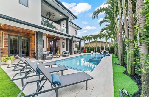 Ludlam House | Luxury Villa w/Heated Pool/Jacuzzi/6BR/Games/Miami