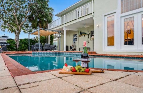 Bay Crest Park House | Luxury Villa - Waterfront 5BR with kayaks