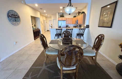 Clearwater Beach Condo | Luxury Waterfront- Tropical Decor -3 Bdr/2Bth-1824 sq.ft.-Adjustable Bed!