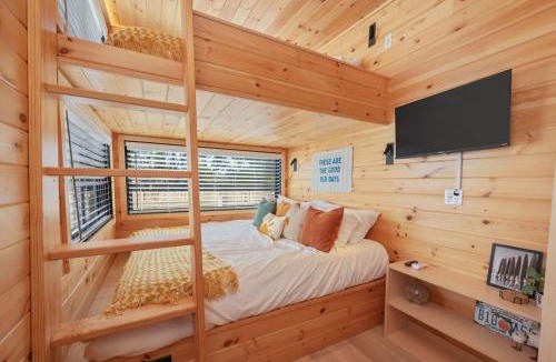 Mary Esther House | Luxury Waterfront Cabin 8