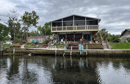 Weeki Wachee Gardens House | LUXURY WATERFRONT, KING SUITE & QUEEN SUITE, 3 full bathrooms, kayaks, modern