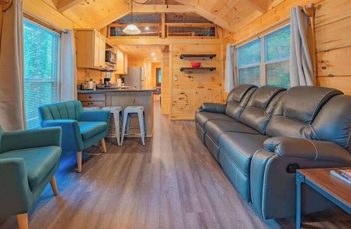 Lookout Valley Neighborhood Association Cabin | Lynda Nature Nested Tiny Cabin with Hot Tub
