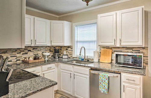 Dixieland Cottage | Lynns Historic Dixieland Cottage Near Downtown