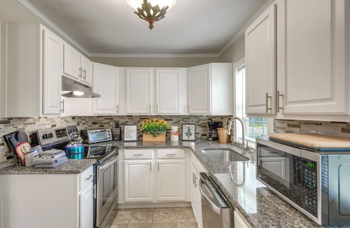 Dixieland Cottage | Lynns Historic Dixieland Cottage Near Downtown