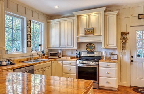 Highlands Cabin | Magazine Worthy. Two Blocks From Main Street.| Sweetwood Cottage